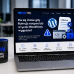 Laptop z informacjami o wygaśnięciu licencji WordPress