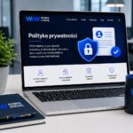 Laptop z polityką prywatności na ekranie i akcesoriami biurowymi